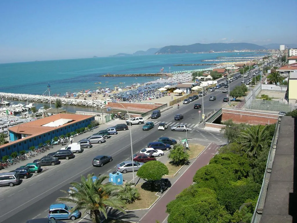 Comfort Beach House Apartment Marina di Massa 0*,  Italy